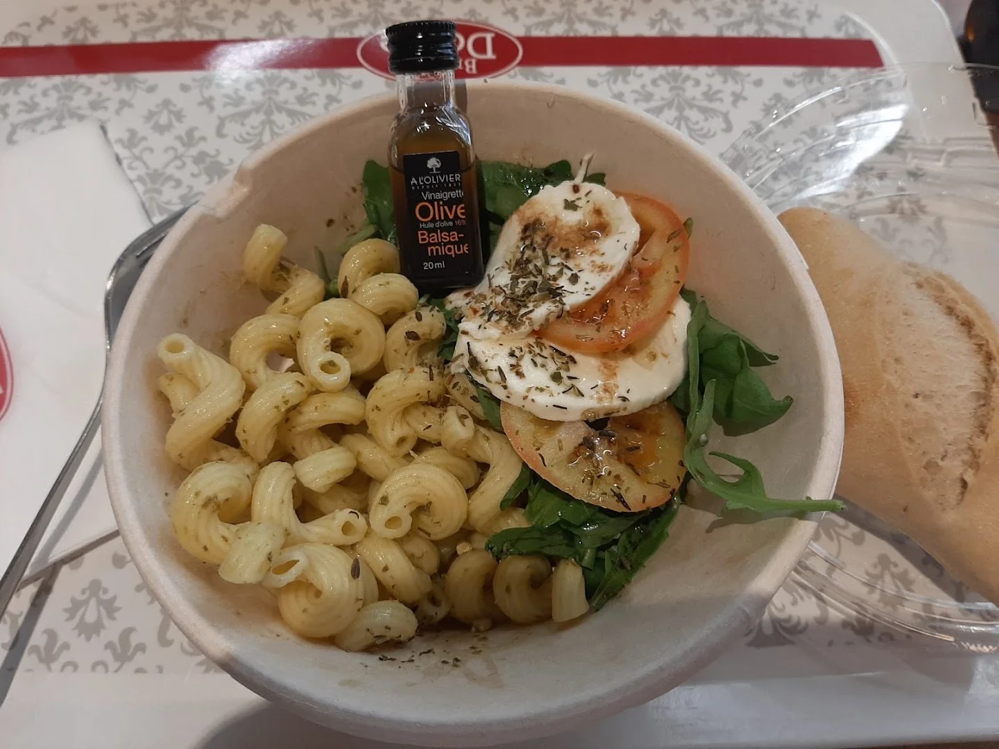 Brioche Dorée Arue, salade tomate mozzarella avec roquette, pâtes et huile d'olive balsamique